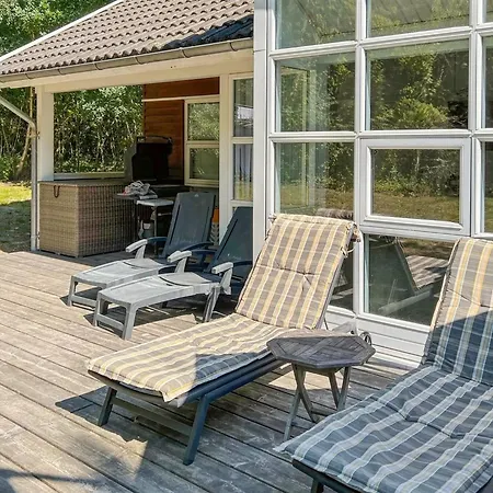 Axel - 1-2km From The Sea By Interhome